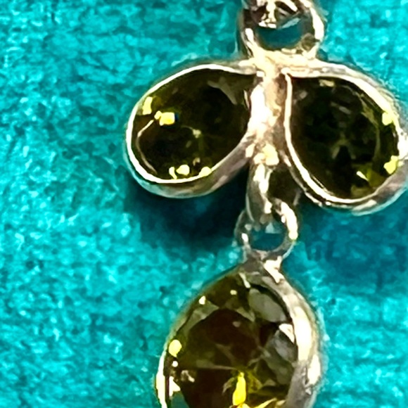 Dainty and elegant Sterling Silver Necklace with Green Gemstone Peridot Pendant - Picture 5 of 12